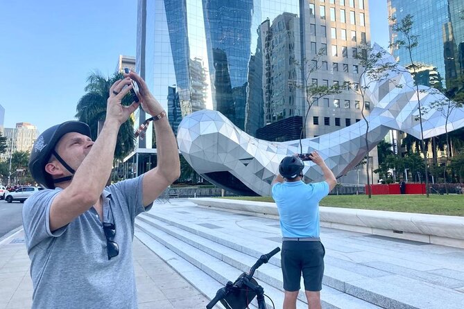 Street Art and Park Bike Tour - The Minhocão shows São Paulo at a different scale