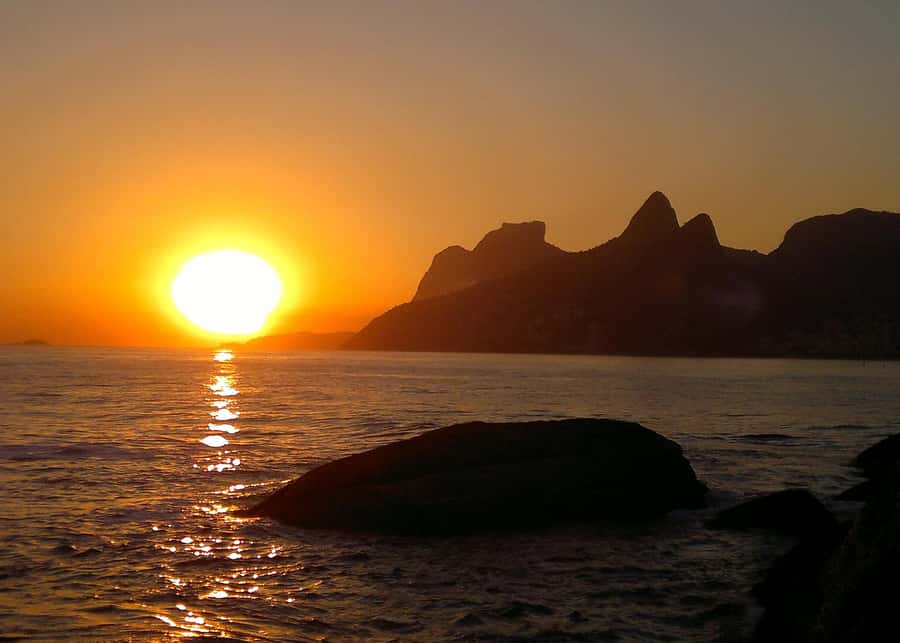 Tour Arpoador Sunset: Copacabana History & Stunning Sunset - Stopping outside Forte de Copacabana
