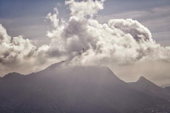 Two brothers (Dois Irmãos) Hike - Climbing above Vidigal