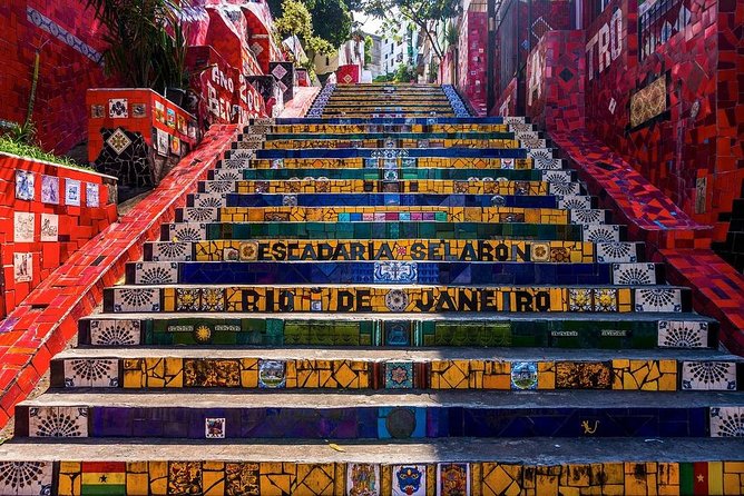 Walking tour of the bohemian neighborhoods of Santa Teresa and Lapa - Exploring Largo dos Guimarães for 45 minutes